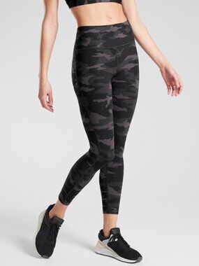 Athleta Ultimate Stash Pocket Camo 7/8 Tight Size Small